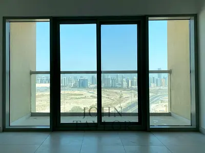 شقة واسعة بغرفة نوم واحدة مع إطلالات مفتوحة وحمامين