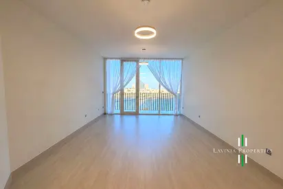SPACIOUS LIVING AREA |NO CONSTRUCTION |VACANT OCT