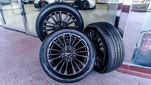 CADILLAC ESCALADE V ( RIMS + TYRES ) ORGINIAL