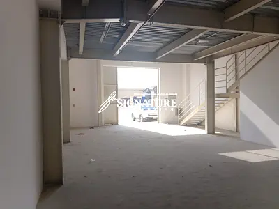 مستودع جديد كلياً للإيجار في منطقة الجرف 2 الصناعية بعجمان؛ بمساحة إجمالية 2105 قدم مربع (الطابق الأرضي 1215 قدم مربع + الميزانين 890 قدم مربع)، ومزود