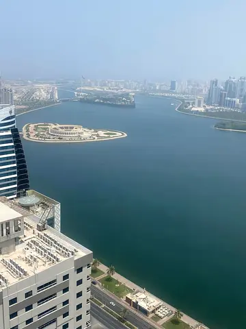 الشارقة – منطقة القصباء بجوار قناة القصباء وعلى مقربة من شارع التعاون، موقع مميز وسهل الوصول، قريب من المجاز والخان، مع توفر الخدمات والمطاعم