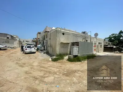 5 rooms 2 living rooms 2 electricity meters 2 separate entrances Corner location offering privacy and easy access Current annual income approxima