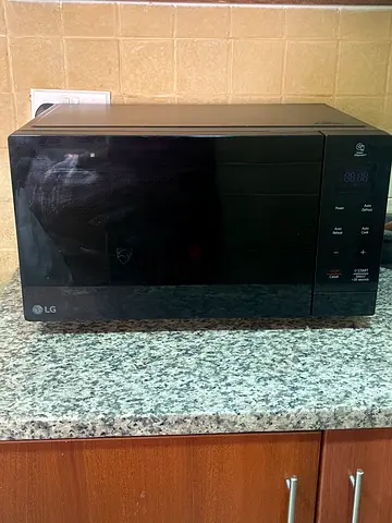 LG countertop microwave oven - good working condition