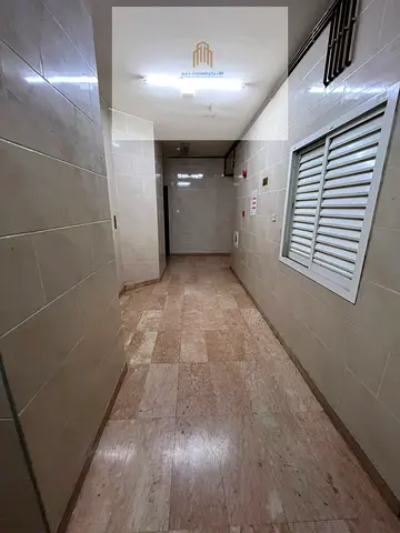 للايجار غرفة وصالة تكيف شباك مع بلكونه بناية على الشارع الرئيسي