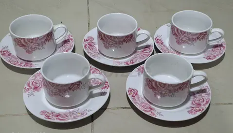 Crockery cups with saucer