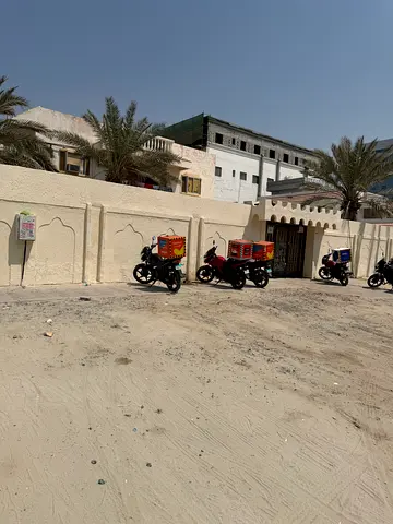 للبيع فيلا سكني تجاري - البستان - عجمان  📍 الموقع: البستان - شارع الميناء - مقابل محطة بترول الإمارات - موقع مميز جداً