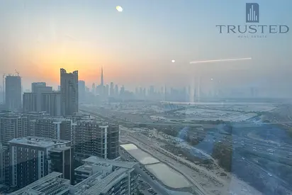 الطابق العلوي 2BHK | برج ذا كريست B | شرفة وإطلالات على الأفق | غير مفروشة