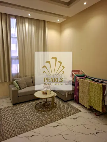 Luxury 5BR villa for annual rent in Al Yasmeen, Ajman, with majlis, spacious kitchen, 7 bathrooms and yard. Suitable for staff accommodation.
