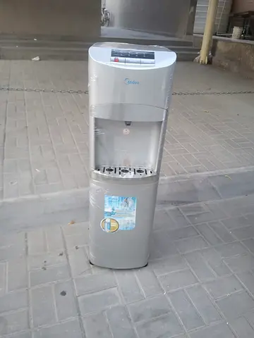 Bottom load water dispenser