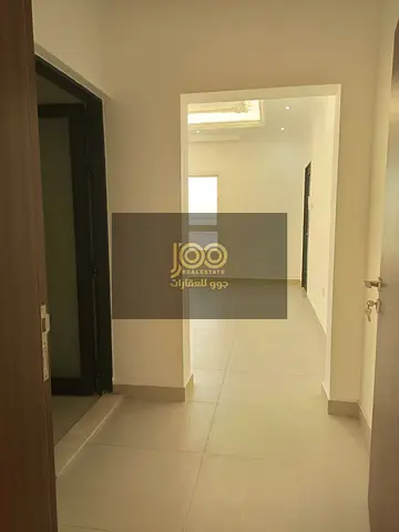 فيلا واسعة ومميزة من طابقين بتصميم عملي ومساحات مناسبة للعائلات مع حديقة