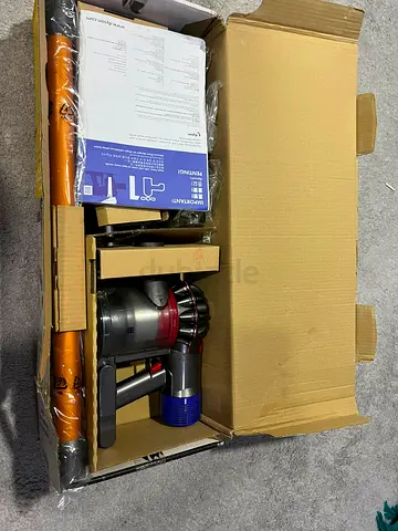 Dyson V8 Cordless Vacuum Cleaner (Boxed)