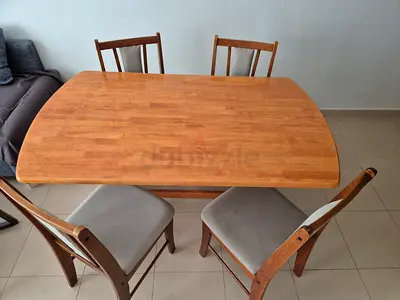 Solid Wood Dining Table with 4 Matching Chairs – Excellent Condition!