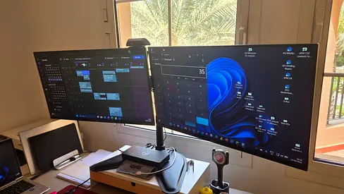 2x 27" Dell Monitor with stands