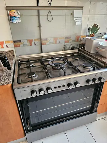 Freestanding gas oven with 5-burner hob - good working condition