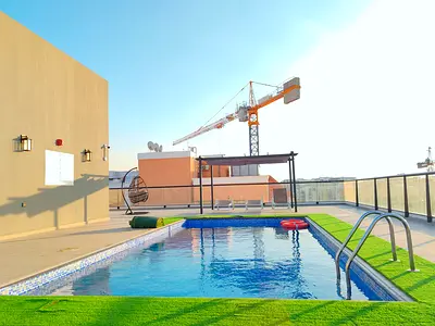 شقة فسيحة مكونة من 3 غرف تخزين مع جميع الغرف الرئيسية ومطبخ مغلق به صالة ألعاب رياضية وحمام سباحة وموقف سيارات.