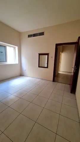 الخان، شارع الخان، بالقرب من بحيرة الخان وشاطئ الخان، بجوار أكواريوم الشارقة، منطقة حيوية وقريبة من الخدمات والمطاعم والمحلات والمواصلات، الشارقة