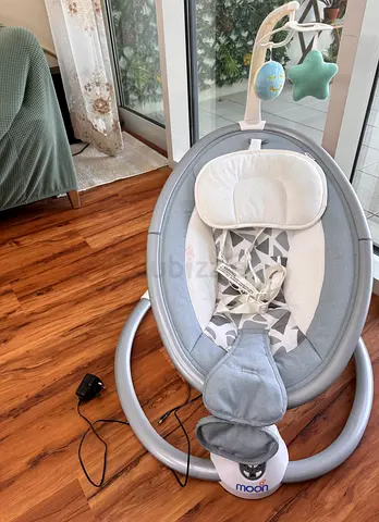 Baby swinging cradle