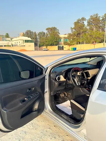 2021 Nissan VERSA 照片 4
