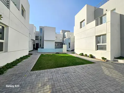 LIKE A NEW 4 MASTER BEDROOM VILLA ONE ROOM DOWNSTAIRS SHARE SWIMMING POOL