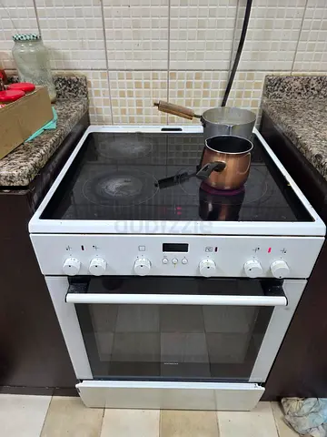 White freestanding electric cooker with ceramic hob and oven - used