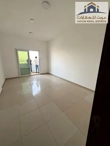 الخان، شارع الخان، بالقرب من بحيرة الخان وشاطئ الخان، بجوار أكواريوم الشارقة، منطقة حيوية وقريبة من الخدمات والمطاعم والمحلات والمواصلات، الشارقة