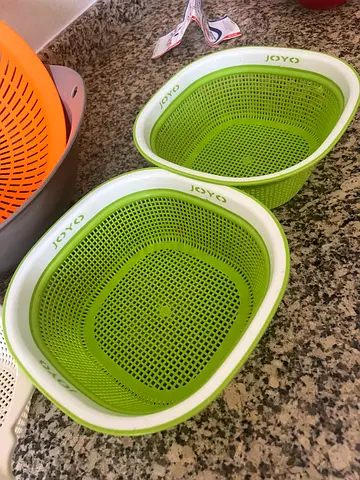 Set of 2 collapsible silicone colanders/strainers - green (used)