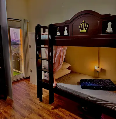 Executive Bed Space for Male and Female Near insurance market Metro Station