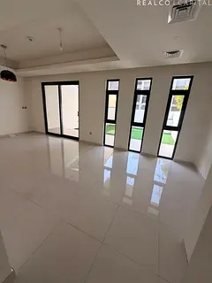 Middle unit -R2MB Spacious layout for rent