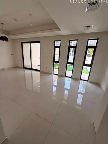 Middle unit -R2MB Spacious layout for rent