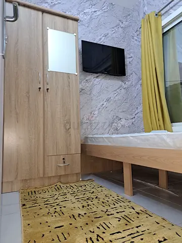 Need Single Solo Person.. Near To ZulaikhaHospital.Cozy Partition..Smart TV..