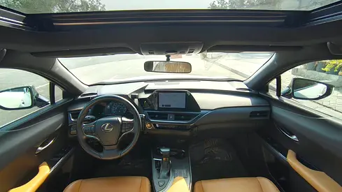 صورة 10 لـ 2023 Lexus UX-SERIES