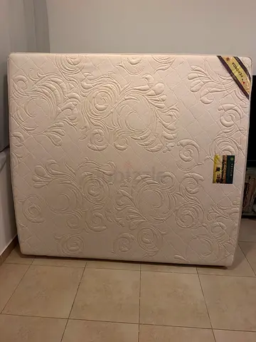 200x180 mattress - excellent condition, lightly used. Firm. Custom.
