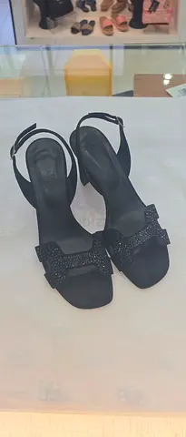 Black women's low-heel sandals with glitter bow, size unknown