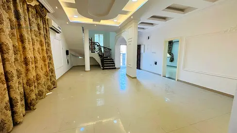 فيلا واسعه 4 غرف ماستر مع صاله ومجلس مع غرفة خادمه وغرفة استور متاح مواقف خارجيه وداخليه قريبه من مخرج دبي والمدارس