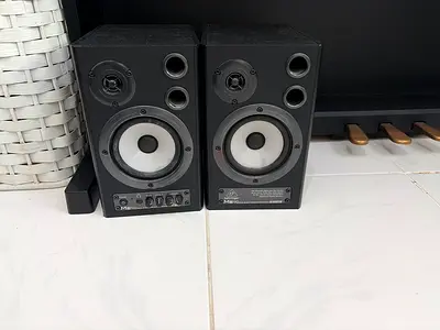 Pair of used Behringer MS16 Powered Studio Speakers - Black