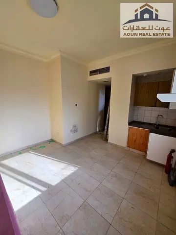 Spacious studio in the Al-Shuwaiheen area; unpaved parking available.