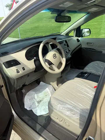 صورة 10 لـ 2011 Toyota SIENNA