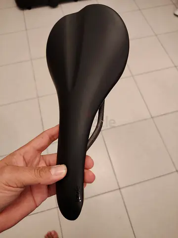 Comfort road bike saddle - lightly used carbon rail