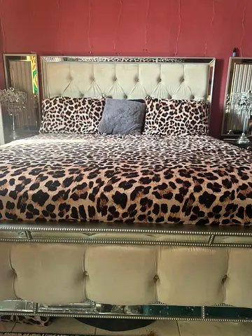 King size mirrored upholstered bed with metress.