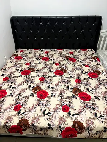 Luxury Super King Black Faux-Leather Bed Frame & 25cm Mattress (200x200 cm) – Excellent Condition!