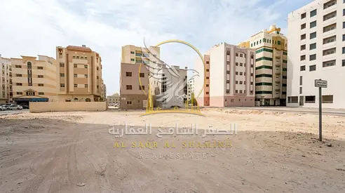 أرض للإيجار في القليعة – 10,000 قدم² | مناسبة كمواقف سيارات أو استخدامات متعددة