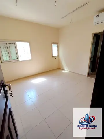 Lowest-priced studio with a separate kitchen in Al-Naba'a; features split AC and central gas. Locat