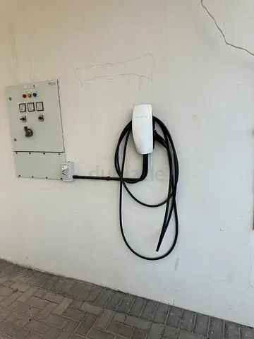 Tesla wall-mounted connector