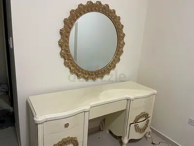 Table with mirror