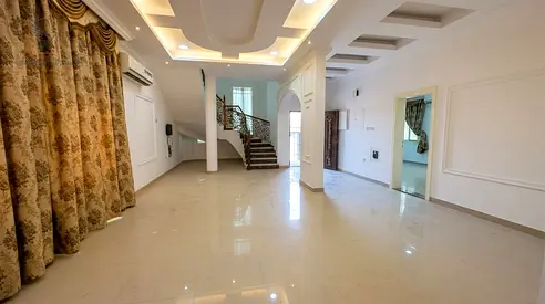 فيلا واسعه 4 غرف ماستر مع صاله ومجلس مع غرفة خادمه وغرفة استور متاح مواقف خارجيه وداخليه قريبه من مخرج دبي والمدارس