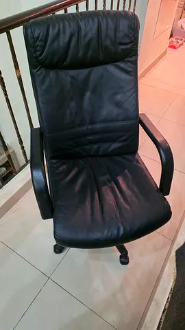 Black leather swivel office chair in good condition
