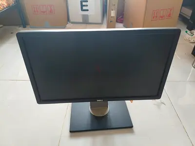 Dell 24" FHD Monitor – Fully Working Desk Setup