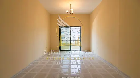 غرفة وصالة مع بلكون بأطلالة مفتوحة تشطيب حديث ومساحة واسعة موقع مميز قريب من مخرج دبي وميغا مول