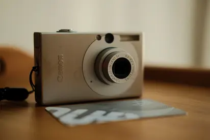 Canon IXUS 70 (PowerShot SD1000) Digicam. Made in Japan.