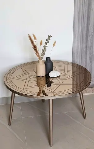 Round Glass Coffee Table with elegant  Colors- Perfect Condition طاولة صالة طاولة قهوة أنيقة مودرن